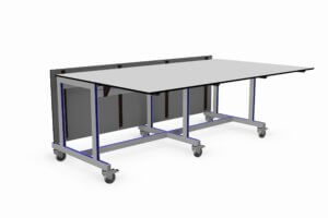 verrijdbare werktafel voorzien van wegklapbare werkbladen