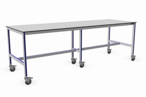 lange verrijdbare werktafel met teruggeplaatste middenstaanders