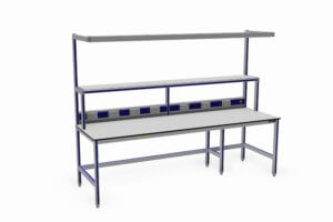 werktafel met opstand, energiegoot, verlichting en teruggesprongen staanders