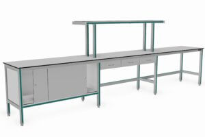 lange werktafel met centraal geplaatste opstand, schuifdeurenkast en laden