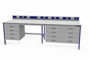werktafel met energiegoot en laboratorium kasten