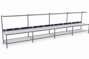 vlakke werktafel (8 meter) met o.a. een ingefreest meetlint