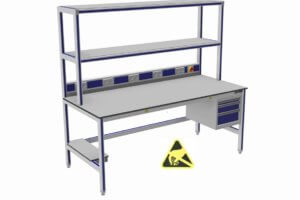 ESD-veilige werktafel met dubbele opstand en o.a. energiegoot